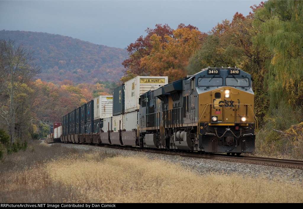 CSXT 3410 Leads I158 at Iona Island